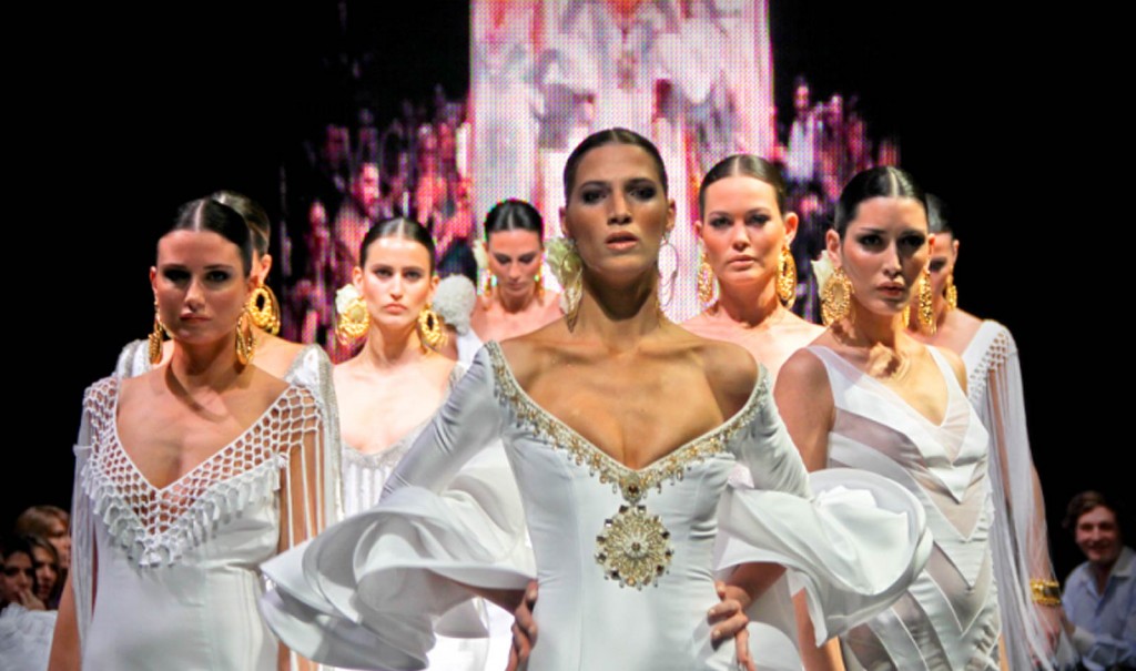 Desfile de una de las colecciones de NOVIA flamenca de Vicky Martín Berrocal en SIMOF
