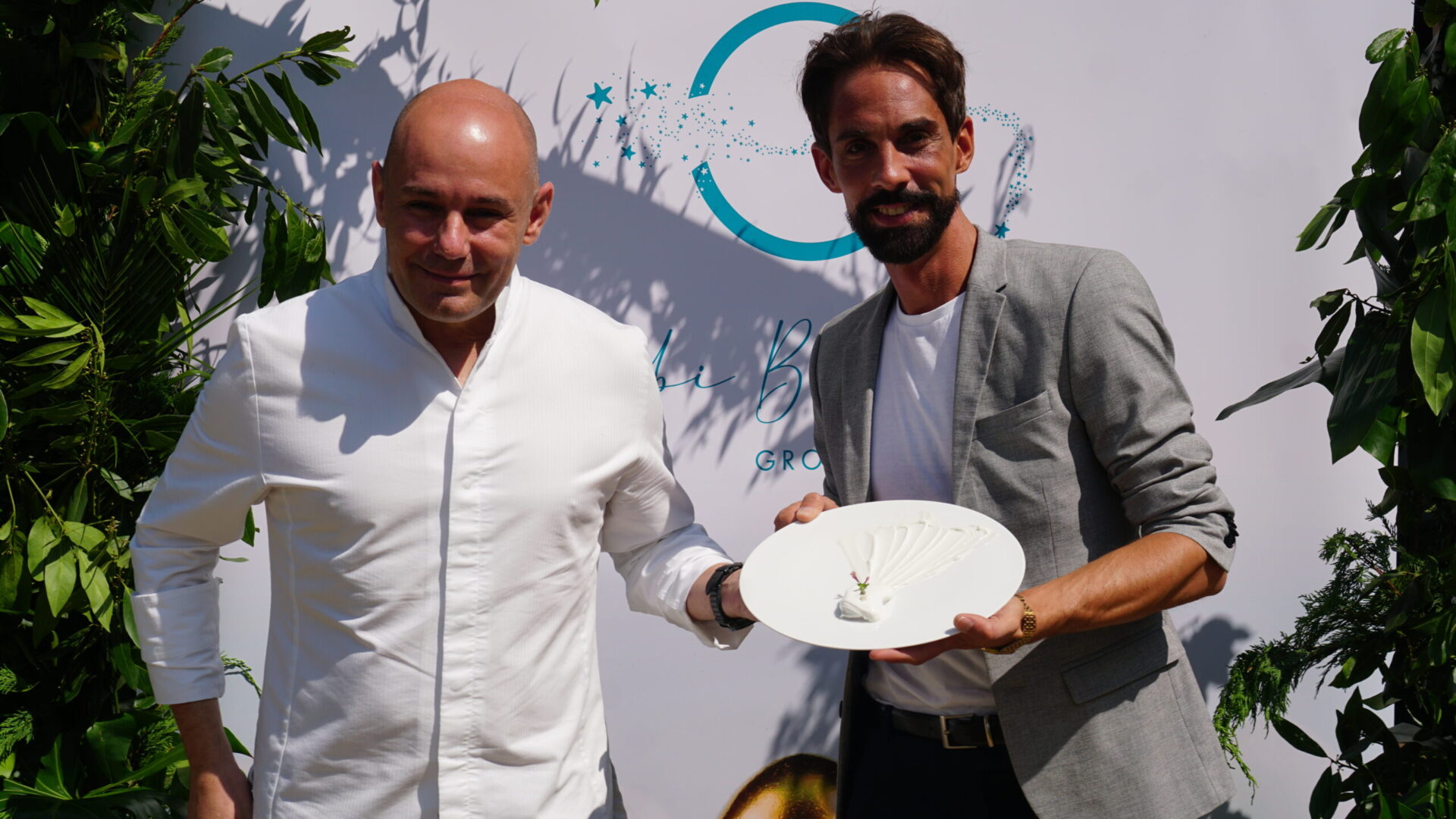 El chef cuatro estrellas Michelin Nazario Cano, del prestigioso restaurante Odiseo, y el diseñador de alta moda Eduardo Andés