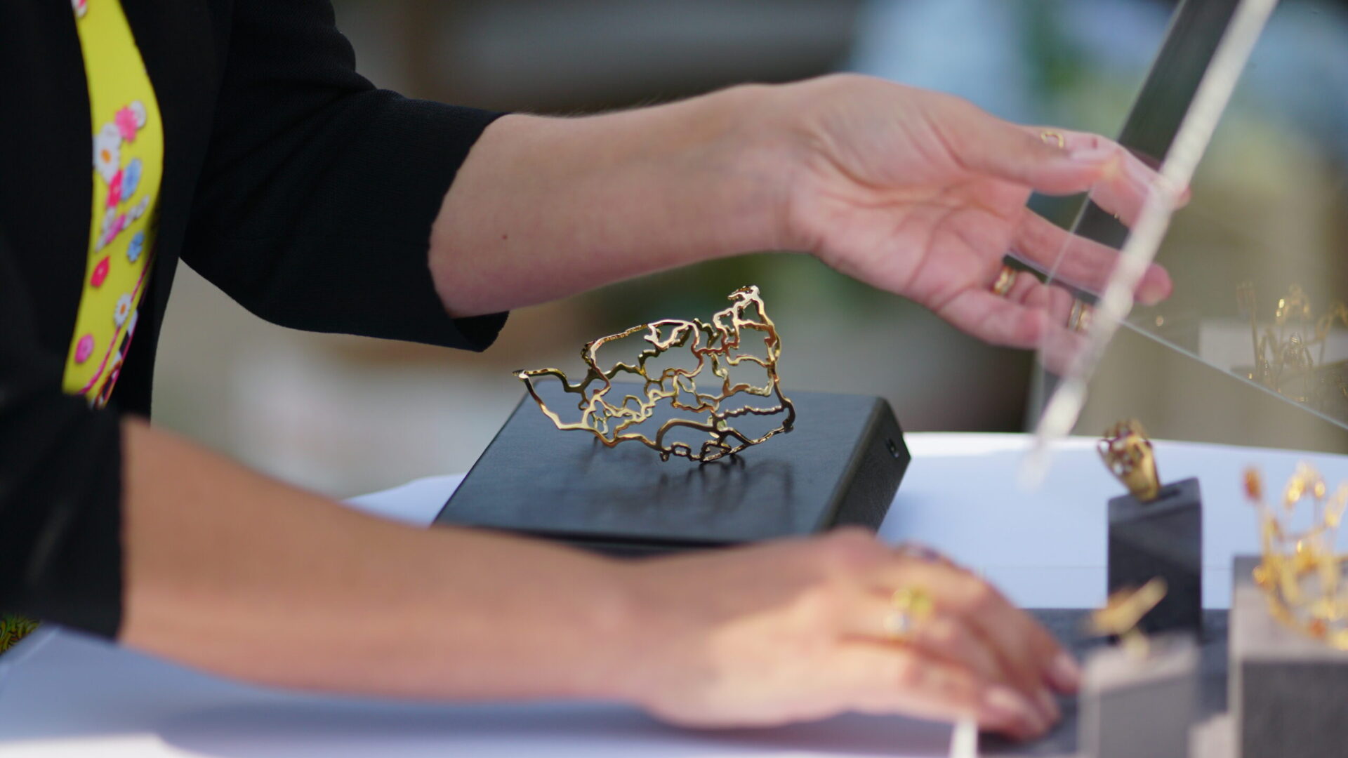 Pieza de joya en oro amarillo 18K de la diseñadora Lisi Fracchia.